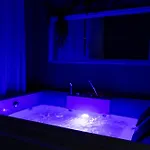 Lush Escape - Hottube And Sauna شقة