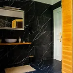 Lush Escape - Hottube And Sauna شقة *