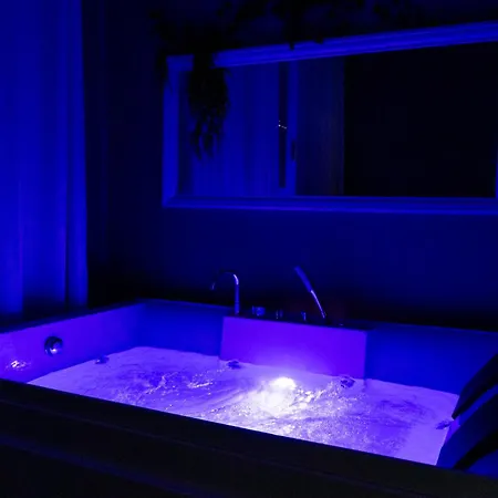 Lush Escape - Hottube And Sauna Apartment