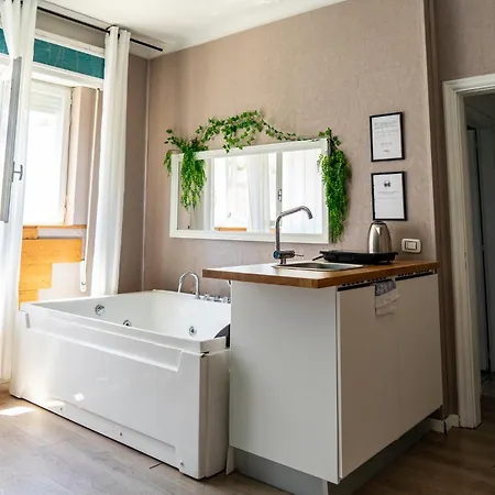 Lush Escape - Hottube And Sauna Apartment