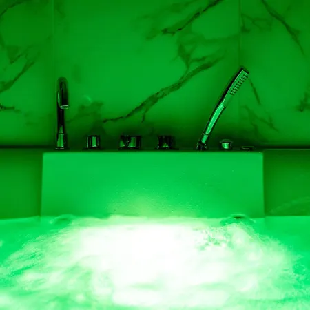 Lush Escape - Hottube And Sauna Apartment