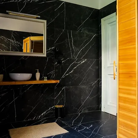 Lush Escape - Hottube And Sauna Apartment *