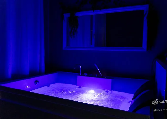 Lush Escape - Hottube And Sauna דירה