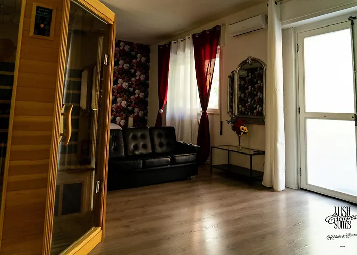 Lush Escape - Hottube And Sauna דירה