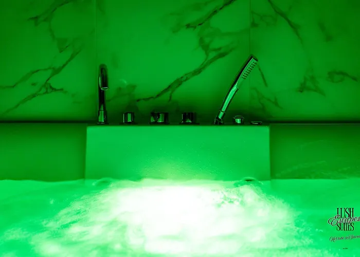 Lush Escape - Hottube And Sauna דירה