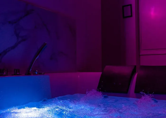 Lush Escape - Hottube And Sauna Apartment