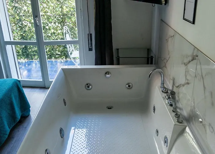 דירה Lush Escape - Hottube And Sauna בארי