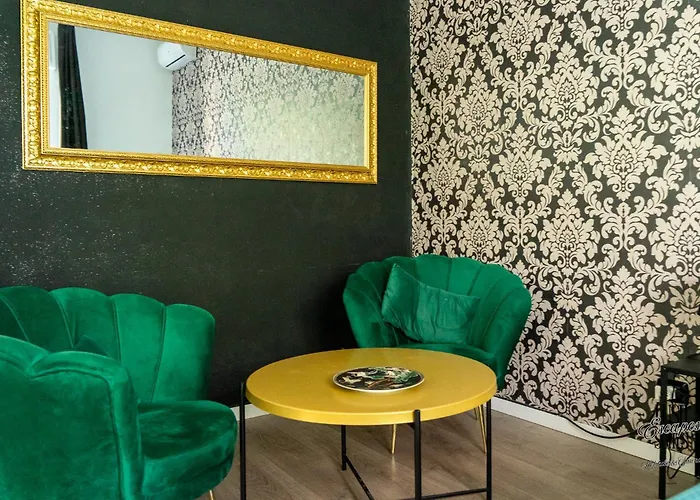 Lush Escape - Hottube And Sauna דירה