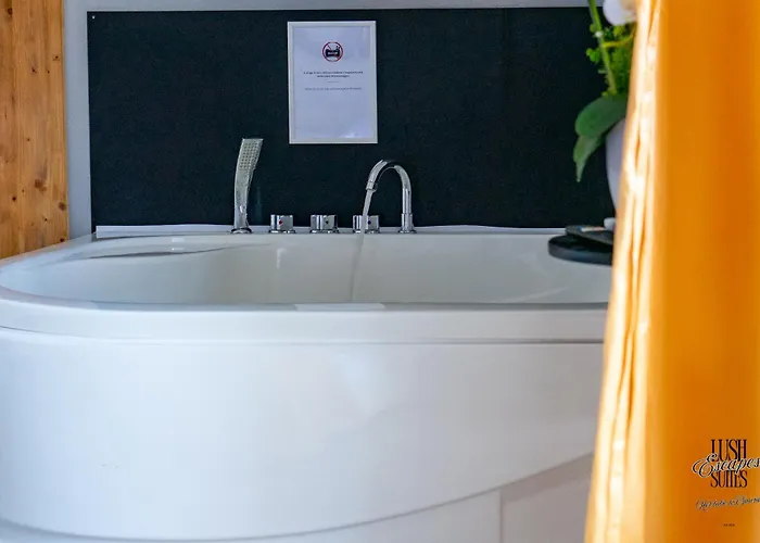 דירה Lush Escape - Hottube And Sauna בארי